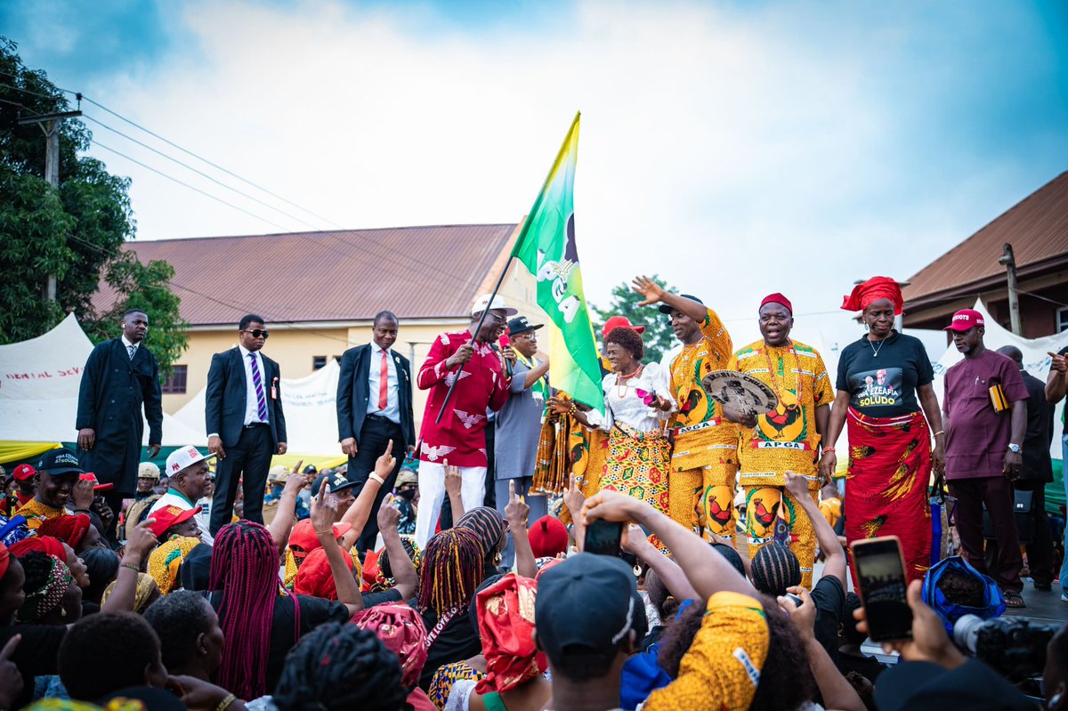 Yesterday, I flagged off the construction of the Nri-Agbanabo-Nimo road, a project that has been pending for 30 long years! This 3.2km road will connect Nri in Anaocha LGA to Nimo in Njikoka LGA, opening up new opportunities for our people.

I am excited turn this promise into a