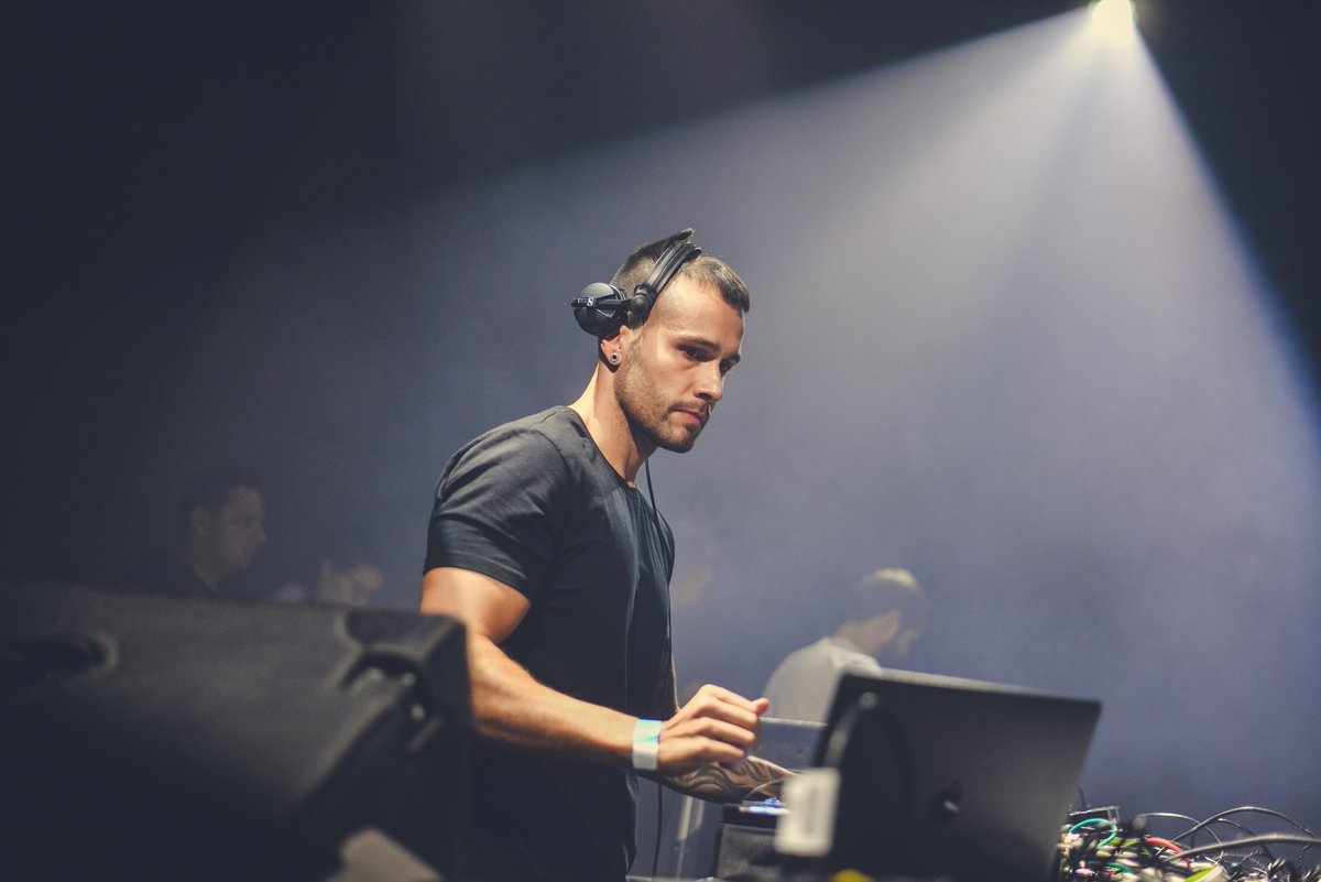 🎧 Karretero vuelve a la carga con ‘Ay Papi’, nuevo lanzamiento en el sello Flashmob y otro golpe sobre la mesa en este verano que no da respiro. 

Escúchalo ya 🔗nrfmagazine.com/2025/08/01/kar…

#karretero #techhouse #flashmobrecords