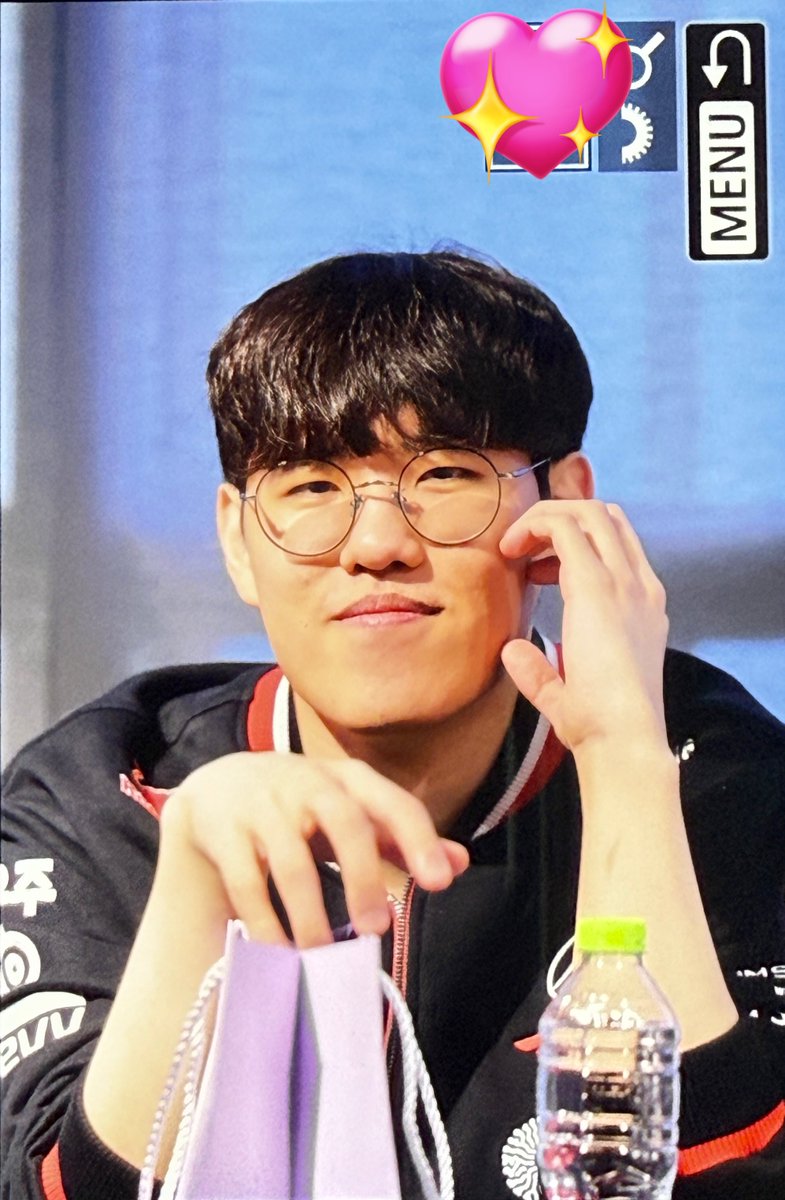 250802 PREVIEW
👤 : 볼하트 해주세요 ... 한번만..🥹☝️
🐯 : ... 💛

#Oner #오너 #문현준