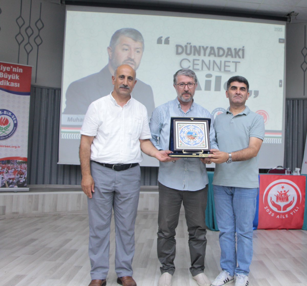 Ailede erkek, nimet ; kadın, emanettir.Nimete şükrün olduğu, emanete ihanetin olmadığı aile dünyadaki Cennet olan ailedir. 
En güçlü kalemiz,aile...
En büyük sığınağımız,aile...
Proğramımıza teşrif eden başta <a href="/m_eminyildirim/">Muhammed Emin Yıldırım</a> hocamıza ve tüm katılanlara teşekkür ederiz. <a href="/ebsagri/">EBS Ağrı</a>
