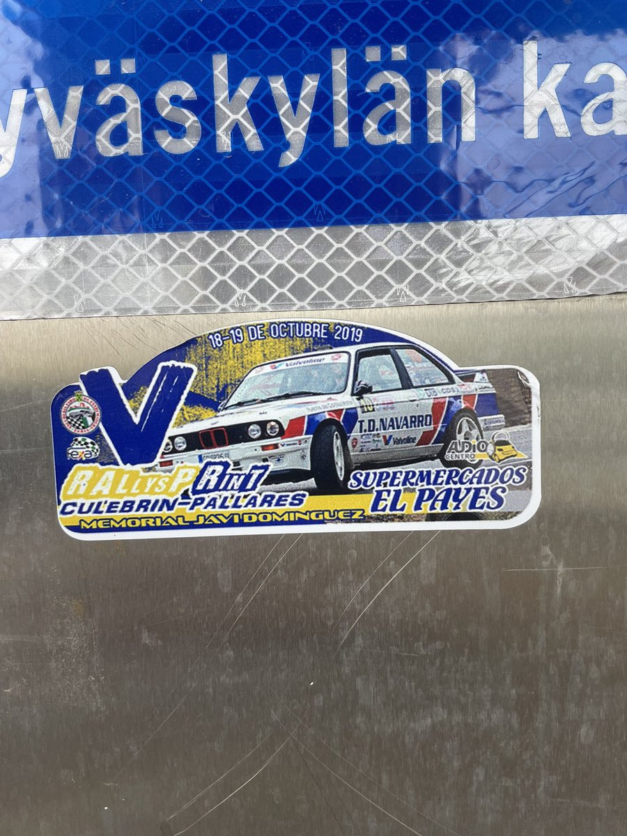 Quien es el capo, jefe, crack, titan, mastodonte, lider, maquina que ha puesto esta pegatina en la estación de trenes de Jväskyla