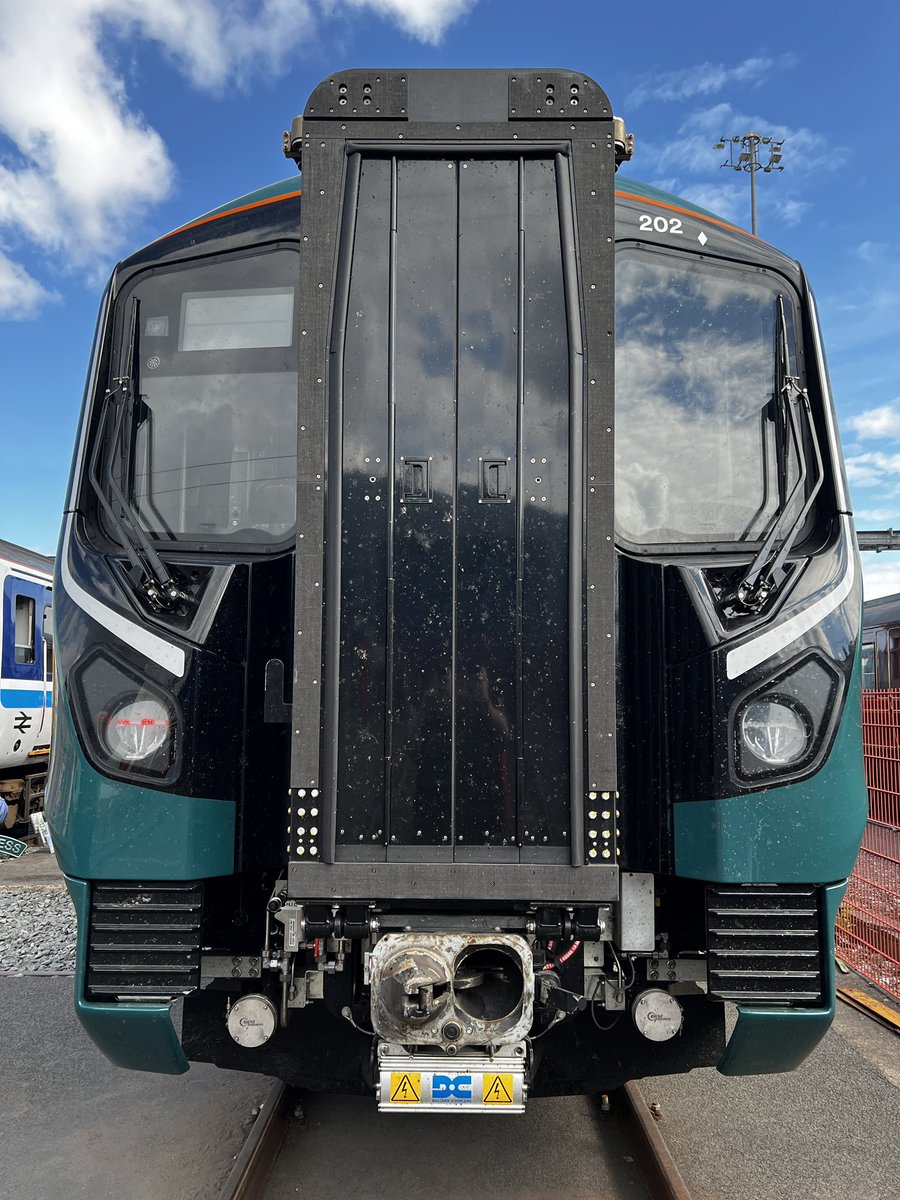 railcamlive's tweet image. Just having a ‘nose’ around at The Greatest Gathering this Saturday morning…

📸 #HST power car 43004 ‘Caerphilly Castle’ courtesy of @GWRHelp 
📸 #Class222 Voyager driving car from set 220033 courtesy of @CrossCountryUK 
📸 #Class730 730202 courtesy of @LNRailway 
📸 #Class150
