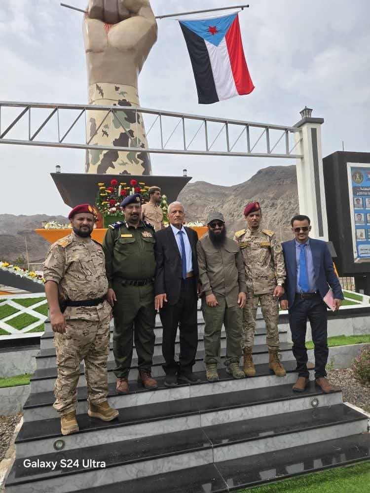 الرئيس الزُبيدي وعدد من القيادات العسكرية يحضرون إفتتاح النصب التذكاري للشهيد منير محمود ايو اليمامة بحضور والد ابو اليمامة وشقيقة