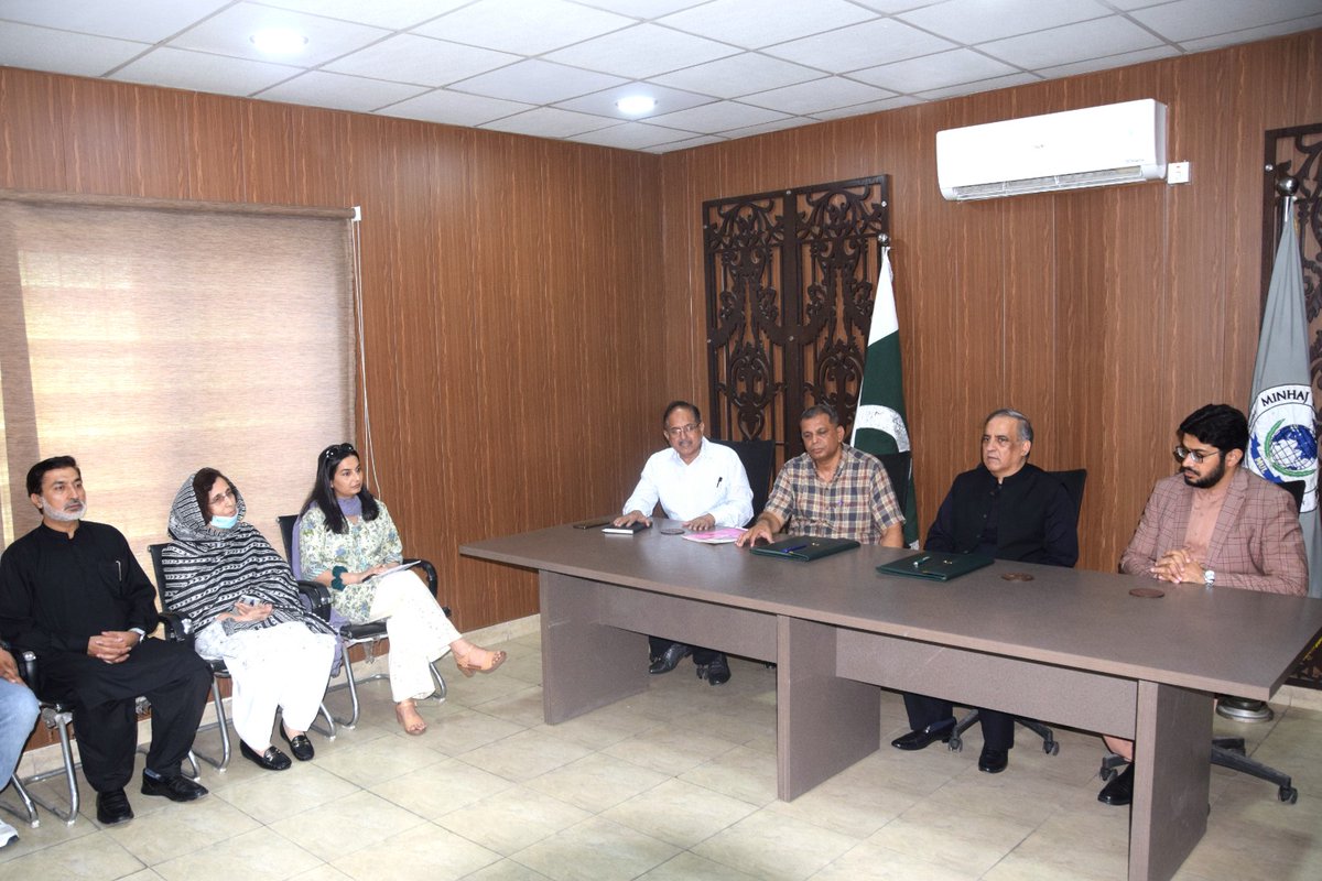 OfficialMUL's tweet image. Minhaj University Lahore &amp;amp; BOP Nutraceuticals sign a landmark agreement under the University-Industry Linkage Program to boost applied research in livestock &amp;amp; nutraceuticals. A step towards innovation &amp;amp; national development!

#IndustryPartnership #NationalDevelopment