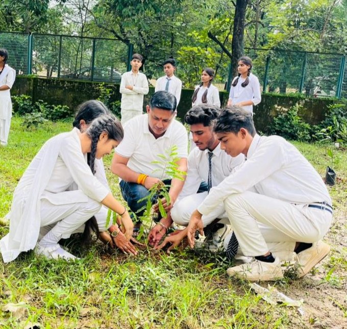 ManishP88892044's tweet image. एक पेड़ माँ के नाम.......
एक पेड़ माँ के नाम पौधारोपण अभियान में 
एसपीएम स्कूल में स्कूली बच्चों के साथ पौधेरोपण किया।