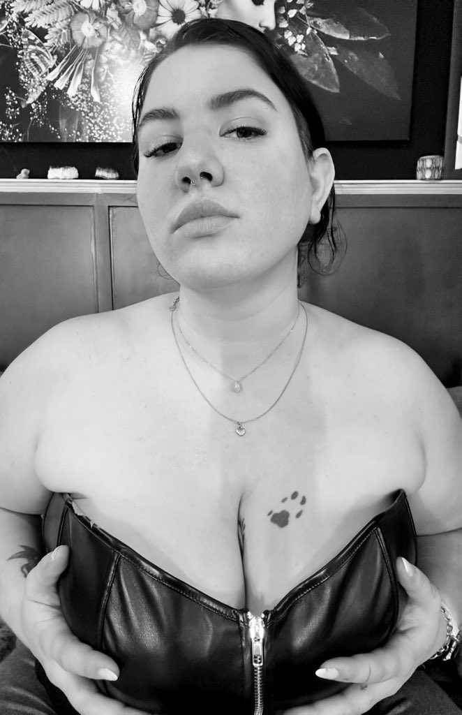 Schau es dir an. 
Spüre meinen Blick. 

In dem Wissen ich stehe  immer über dir. 

Weil ich eine Frau bin.
Weil ich weiß was ich will.
Weil ich weiß was du brauchst. 
Weil ich mir nehme was ich will. Von dir, von den anderen. 

Knie nieder, gib mir was ich von dir erwarte. 
Du