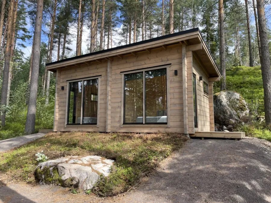 Pitäisi ostaa kahden makkarin aitta landelle. Käytettynä ei tunnu löytyvän järkeviä eli varmaan ostettava uutena. Talviasuttava, kasattuna ja toimitettuna. Kokemuksia mikä on hyvä, miksi ja mistä kannattaa hankkia? Terveisin etelän-Urpo