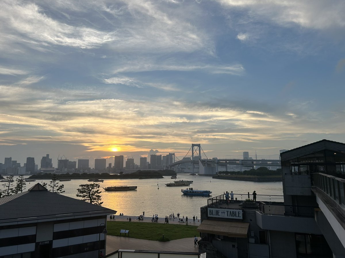 yuto24391's tweet photo. 葛西臨海公園→お台場きたー
夏のお台場は雲が綺麗でいいね https://t.co/pBVIOSgsyI