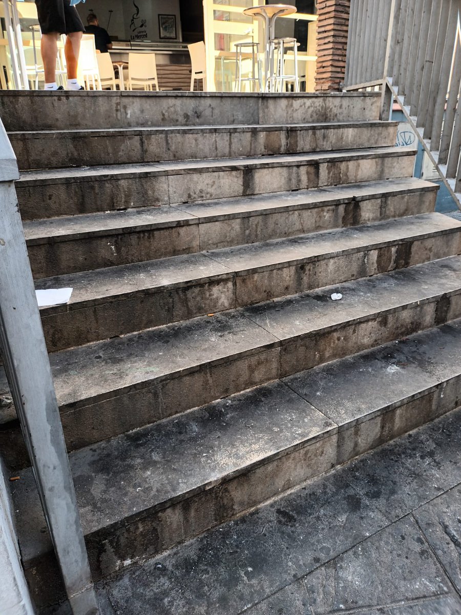 Es curioso que haya tantos malagueños de otros barrios que no consideren el centro como un barrio más, cuando en realidad lo es y con tantos o más problemas que el resto de los barrios y para muestra un botón. <a href="/malagaHAVESOS/">MálagaHAVESOS</a> <a href="/malaga/">Ciudad de Málaga</a> <a href="/LimasamOficial/">Limpieza de Málaga</a> <a href="/vecinosmalaga/">CentroAntiguoMálaga</a>