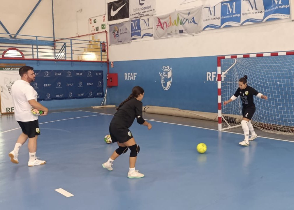💥El equipo ya trabaja sobre la pista del Pabellón Guadaljaire

Hoy ponemos punto final a la semana con la última sesión de entrenamiento💪⚽️

🔋 Cargados de energía, compromiso y muchas ganas de seguir creciendo.

#GoTorcal 💜💚