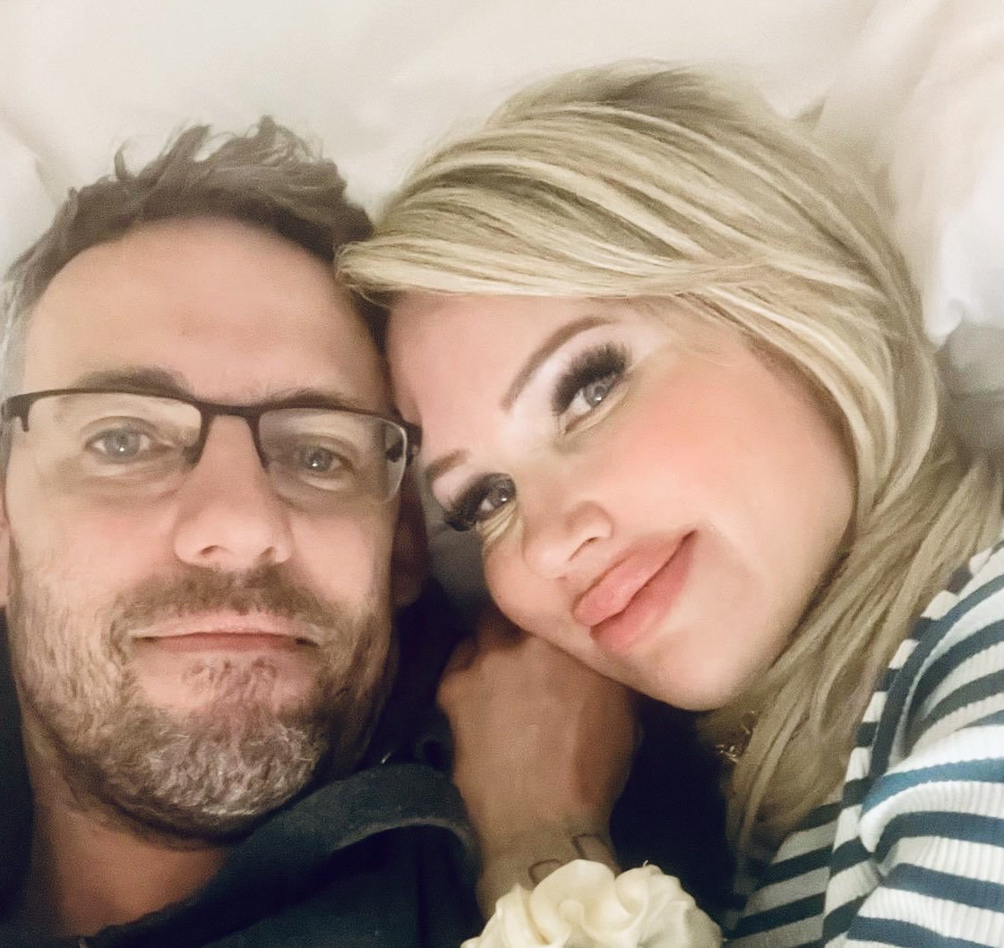 I am just a man
To bend all the wires
Tight rope walking fool
Balanced on desire
I cannot control
These ever changing ways
So how can I be sure
The feeling will remain
It will always change
For everything I am is yours 🎶
<a href="/wearevillagers/">Villagers</a>
open.spotify.com/track/281ioxkZ…