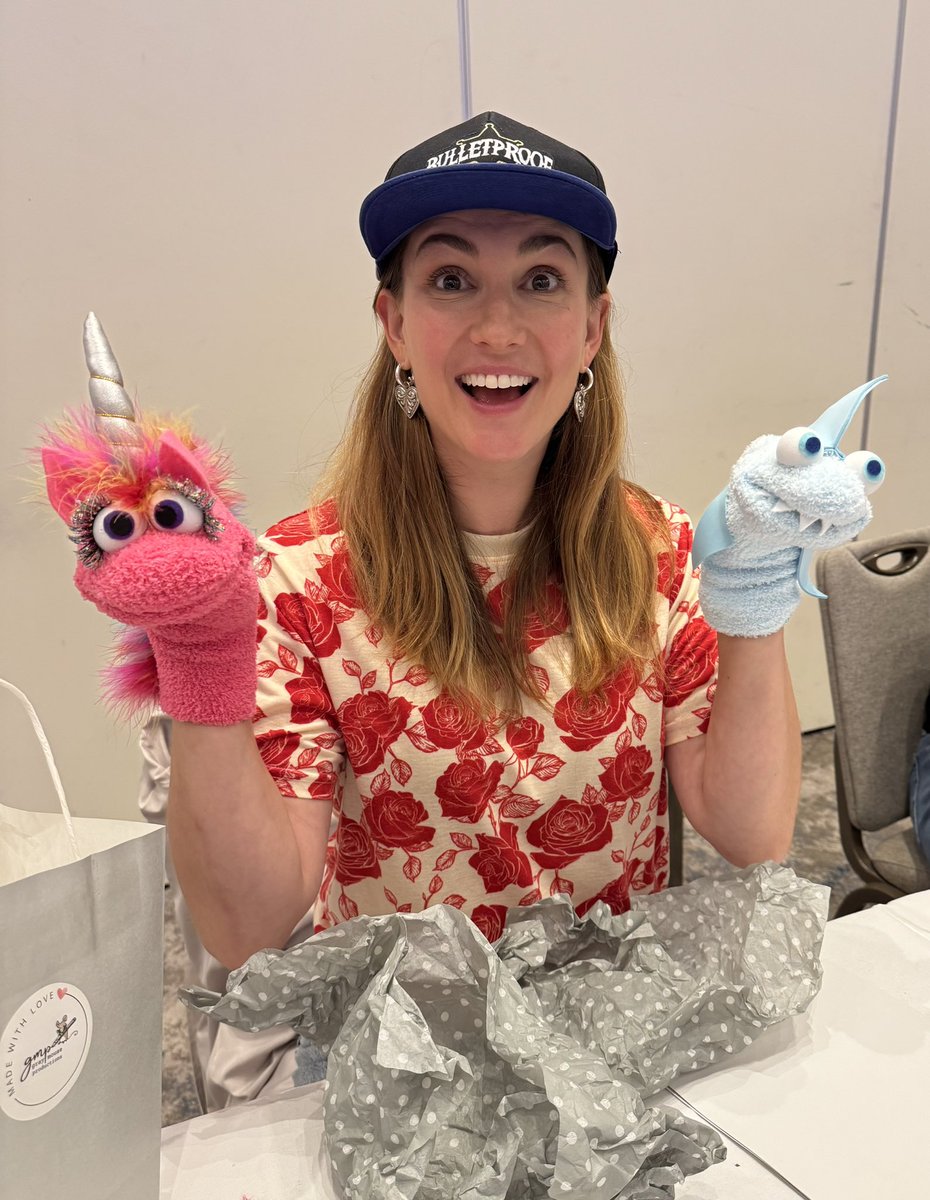 ConventionsEtc's tweet photo. BTS of @KatBarrell having a good time @EarpFest Glasgow Scotland #Earp #WynonnaEarp https://t.co/p0i6sIAxUK
