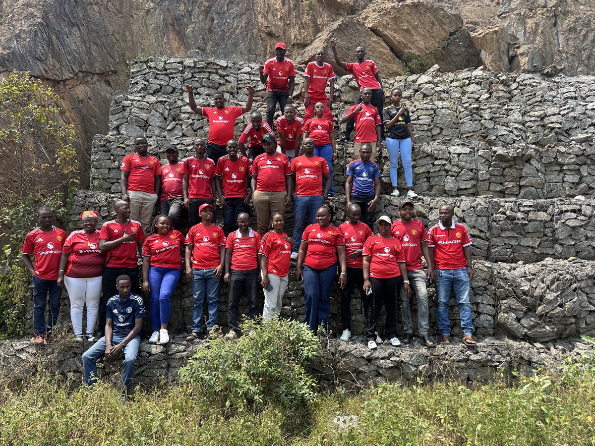 MaanigeW's tweet photo. Mancheater United family of Rukungiri on a tpur to Kabagarame today. Am a proud member of this family. https://t.co/F78sxiNULp