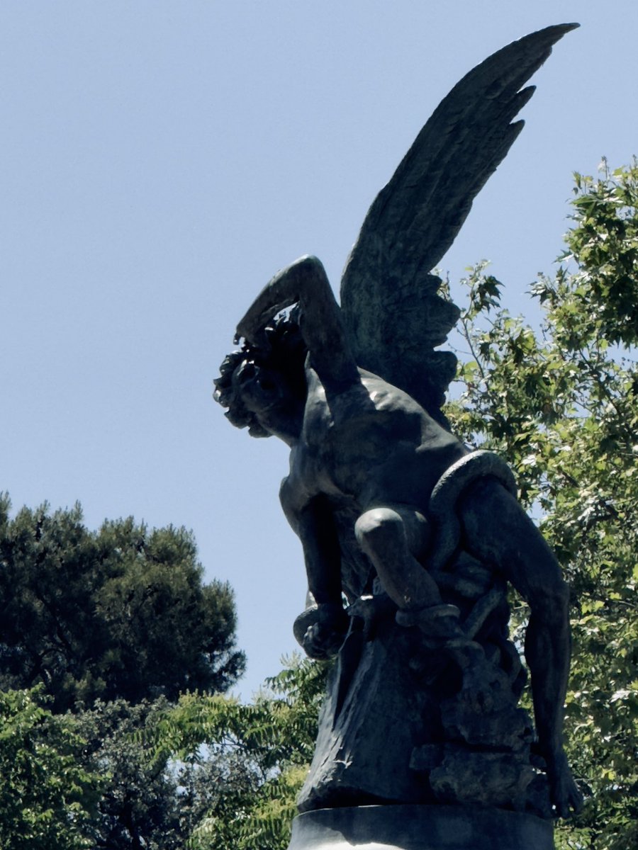 Hablando del Ángel Caído, en Madrid hay una de las pocas imagenes públicas de Lucifer del mundo. Inspirada por El Paraíso Perdido de Milton y situada a una altitud de 666 metros sobre el nivel del mar.