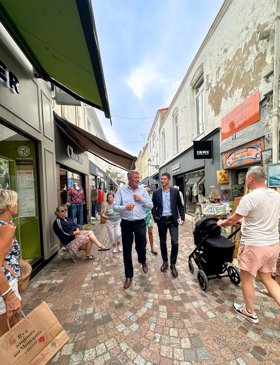 Yannick MOREAU (@yannickmoreau) on Twitter photo Bienvenue à Étienne Formery, le nouveau commissaire de police des Sables d'Olonne.
Maire, Police nationale et Police municipale : tous unis pour la sécurité des Sablais.
<a href="/PoliceNationale/">Police nationale</a> , <a href="/BrunoRetailleau/">Bruno Retailleau</a> , <a href="/VilleDesSables/">Ville des Sables d'Olonne</a> , <a href="/NCHENECHAUD/">Nicolas Chénéchaud</a> , <a href="/1JFD/">Jean-François Dejean</a> , <a href="/PrefetVendee/">Préfet de la Vendée 🇫🇷</a> Bienvenue à Étienne Formery, le nouveau commissaire de police des Sables d'Olonne.
Maire, Police nationale et Police municipale : tous unis pour la sécurité des Sablais.
<a href="/PoliceNationale/">Police nationale</a> , <a href="/BrunoRetailleau/">Bruno Retailleau</a> , <a href="/VilleDesSables/">Ville des Sables d'Olonne</a> , <a href="/NCHENECHAUD/">Nicolas Chénéchaud</a> , <a href="/1JFD/">Jean-François Dejean</a> , <a href="/PrefetVendee/">Préfet de la Vendée 🇫🇷</a>