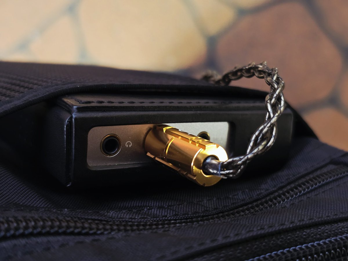 BEATAUDIO  SilversonicMKVIIIを入手。SOGNOと合わせる。

同シリーズの音は昔から好きだったんだが、可愛いブルーのケーブルがどうにも合わせにくく手が出しにくかった。今回からダークなトーンに変わりなんにでも合わせやすくなった。サウンドはややドライなSOGNOに艶を与えつつ音に厚みが出たぞ🥸