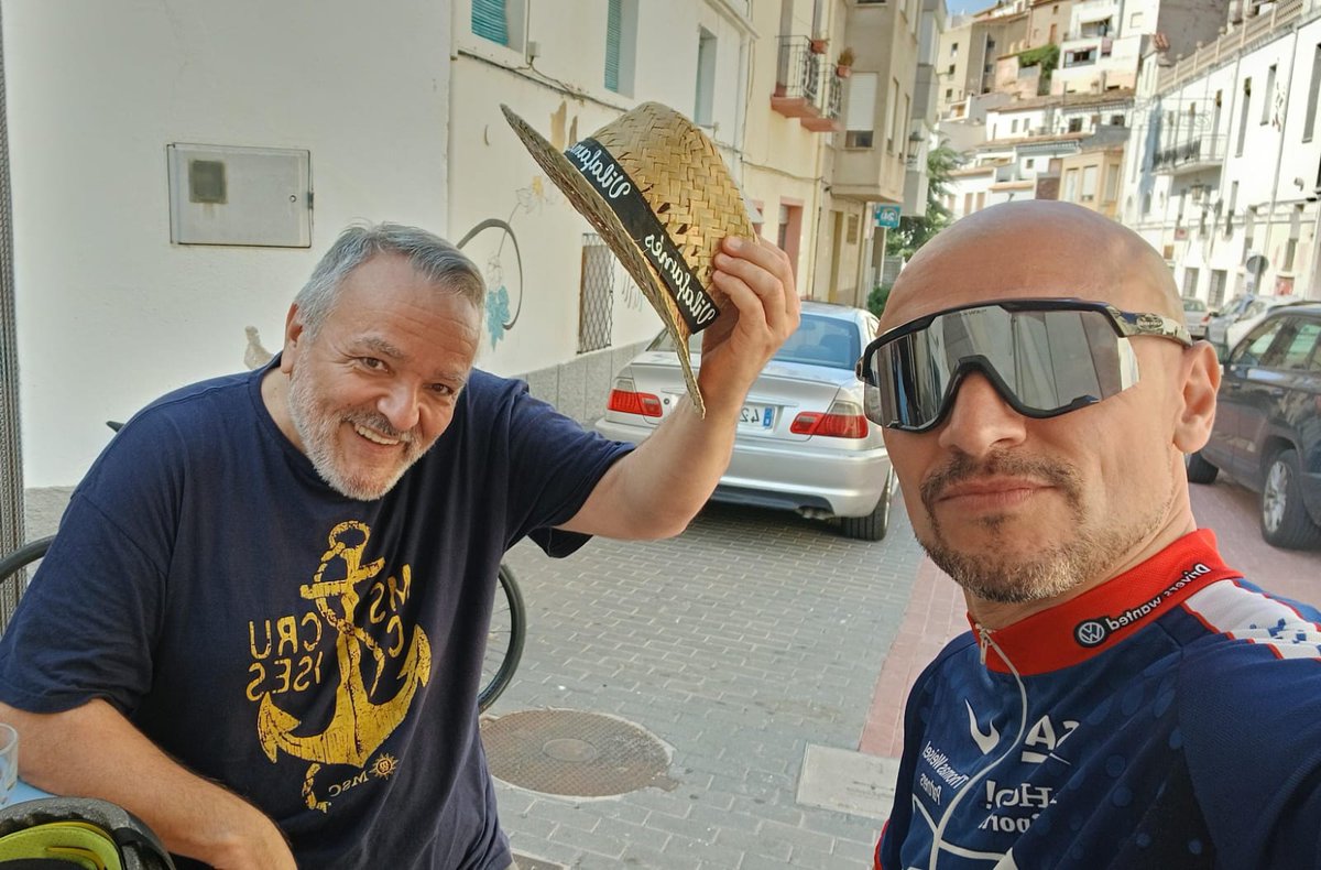 No es el doble de #Pantani. Es <a href="/JesusRedon/">Jesús Redón</a> y se ha venido en bici a visitarme en mi primer día de #vacaciones. 
Gracias amigacho. Lo suyo si que es la auténtica #ActitudMediterránea