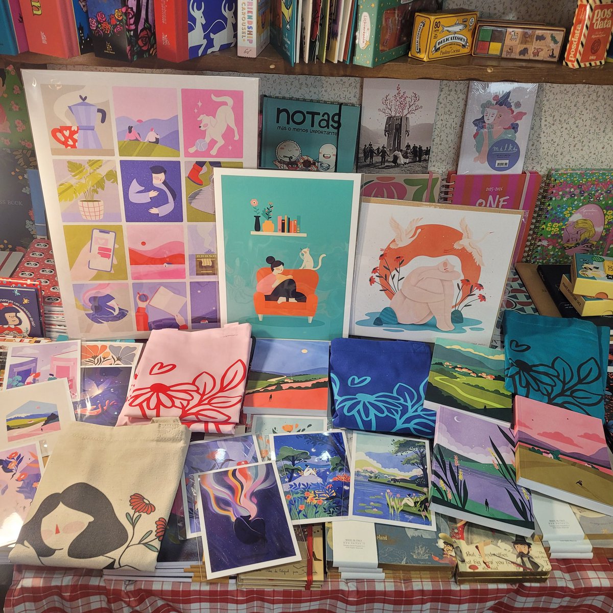 Colocando con mimo todas las preciosidades que han llegado a Mary&amp;Percy de @lucia_antru

Os esperamos rodeadas de tesoros por la casita literaria de La Puerta de Tannhäuser en Plasencia.

¡Feliz agosto! ❤️🌾