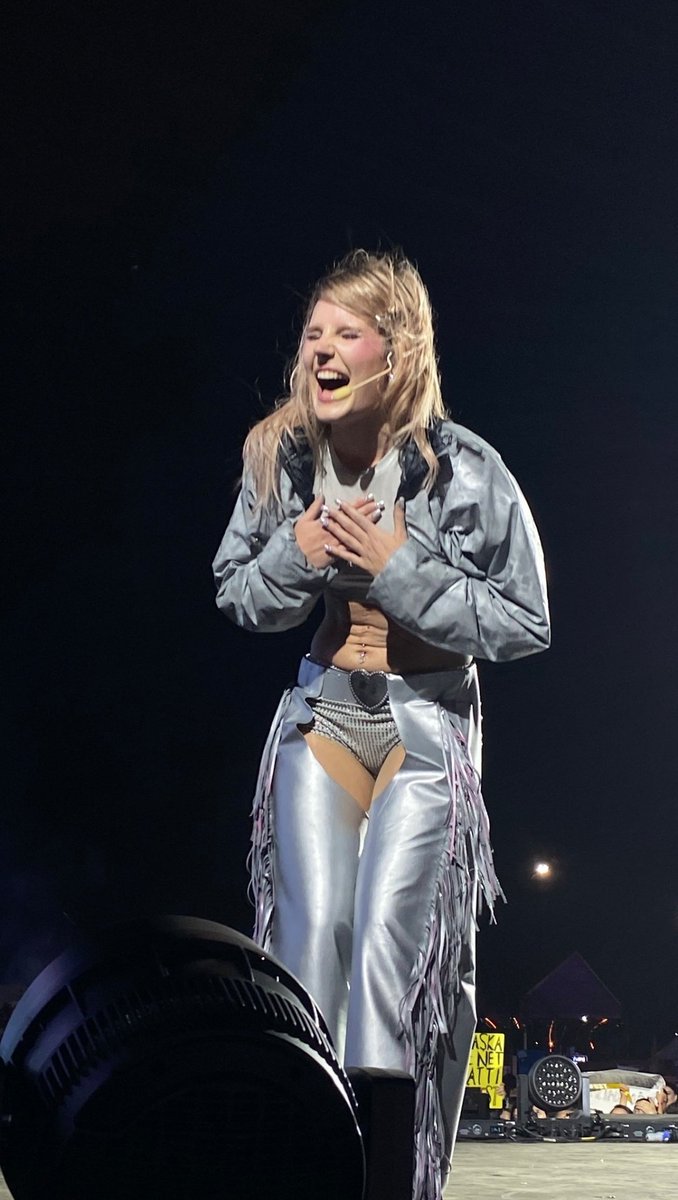 lidyanın her konserden böyle tatlı fotoğrafları olması çok tatlı değil mii🥹