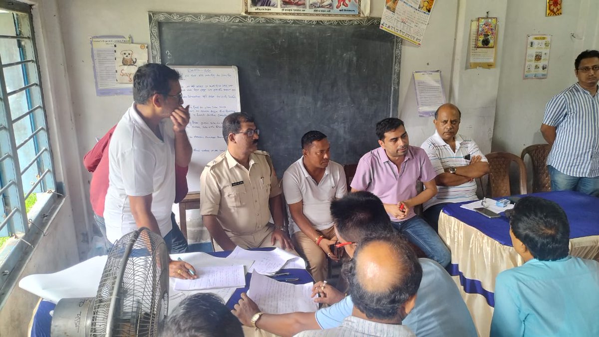 আমাদের পাড়া আমাদের সমাধান"

আপনার মতামত,
আপনার প্রয়োজন,
আপনার সিদ্বান্ত।।

শিবিরে আগত মানুষদের সাথে কথা বলছেন অতিরিক্ত জেলাশাসক(জেলা পরিষদ), মহকুমাশাসক, তুফানগঞ্জ ও অন্যান্য আধিকারিকগন। 
তুফানগঞ্জ পৌরসভার অন্তর্গত শিবির।
কোচবিহার জেলা।
##EgiyeBangla