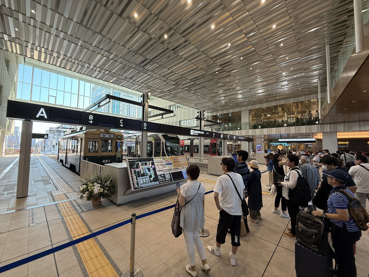 被曝電車・最新鋭・JR西日本コラボラッピング
新ルート開業へ向けて考え抜かれた布陣ですね。