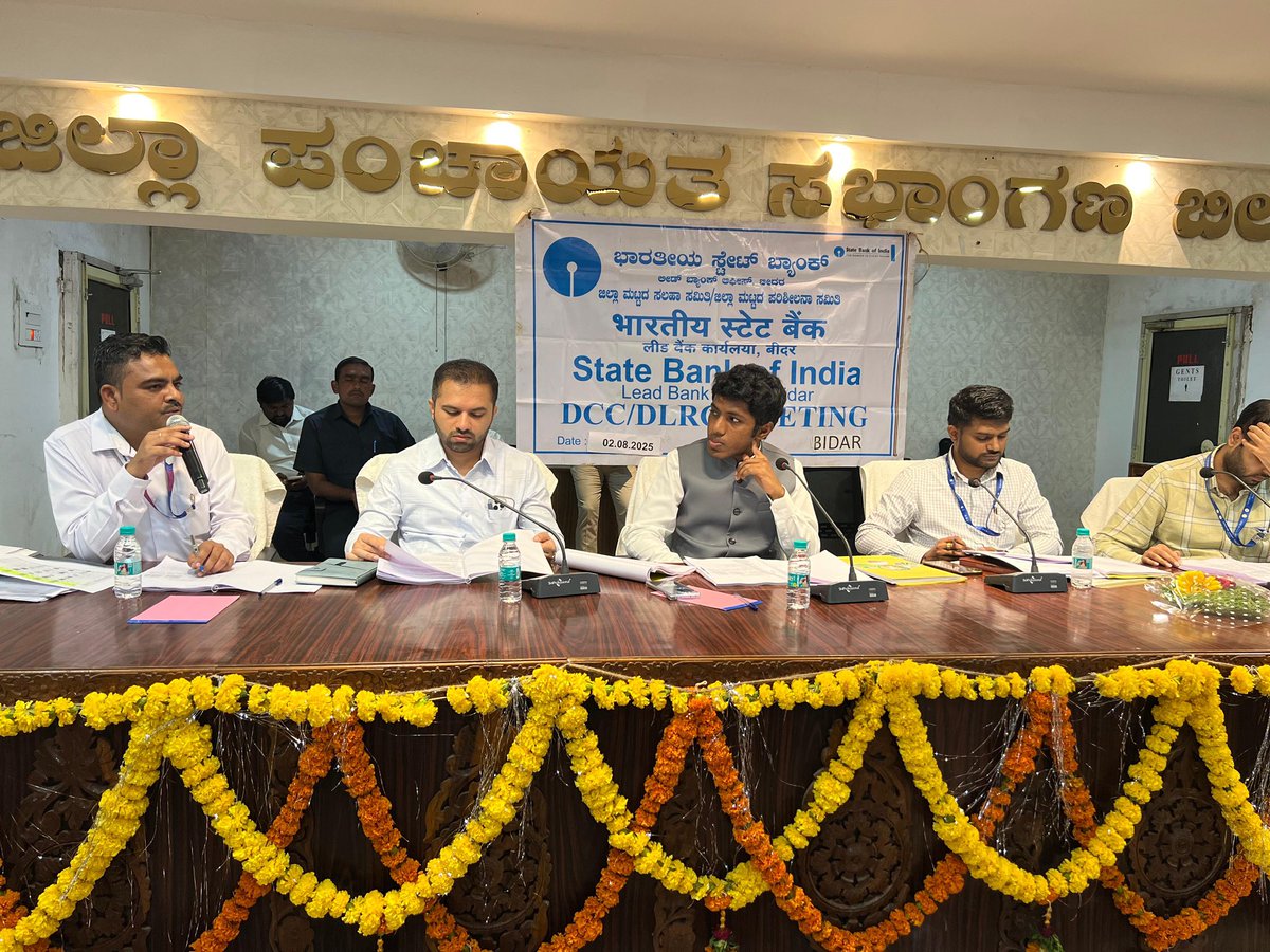 ಇಂದು ನನ್ನ ಅಧ್ಯಕ್ಷತೆಯಲ್ಲಿ ಬೀದರ ಜಿಲ್ಲಾ ಕೇಂದ್ರದ ಎಸ್‌ಬಿಐ ಮತ್ತು ಲೀಡ್ ಬ್ಯಾಂಕ್ ಸಂಯುಕ್ತ ಆಶ್ರಯದಲ್ಲಿ ಜಿಲ್ಲಾ ಸಲಹಾ ಸಮಿತಿ (DCC) ಹಾಗೂ ಜಿಲ್ಲಾ ಮಟ್ಟದ ಪರಿಶೀಲನಾ ಸಮಿತಿ (DLRC) ಸಭೆ ನಡೆಯಿತು.

📌 ಈ ಶೈಕ್ಷಣಿಕ ವರ್ಷದಲ್ಲಿ ಕನಿಷ್ಠ ₹100 ಕೋಟಿ ಮೌಲ್ಯದ ಶಿಕ್ಷಣ ಸಾಲ ವಿತರಣೆ ಮಾಡಬೇಕು ಎಂಬ ಕಟ್ಟುನಿಟ್ಟಿನ ಸೂಚನೆಯನ್ನು ನಾನು