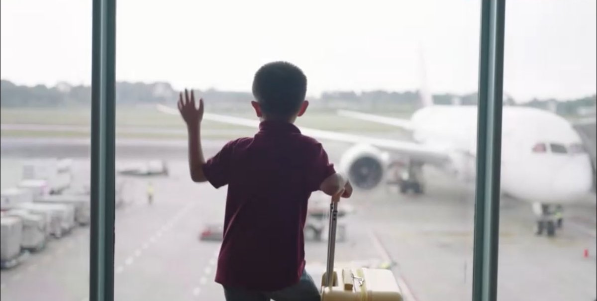 🚨🇪🇸✈️ 

SCÈNE SURRÉALISTE 

Des parents ABANDONNENT leur fils de 10 ans à l’aéroport de Barcelone après avoir constaté que son passeport était périmé et décident malgré tout d’embarquer pour leur vol, après avoir contacté un proche pour venir récupérer l’enfant.

La Guardia