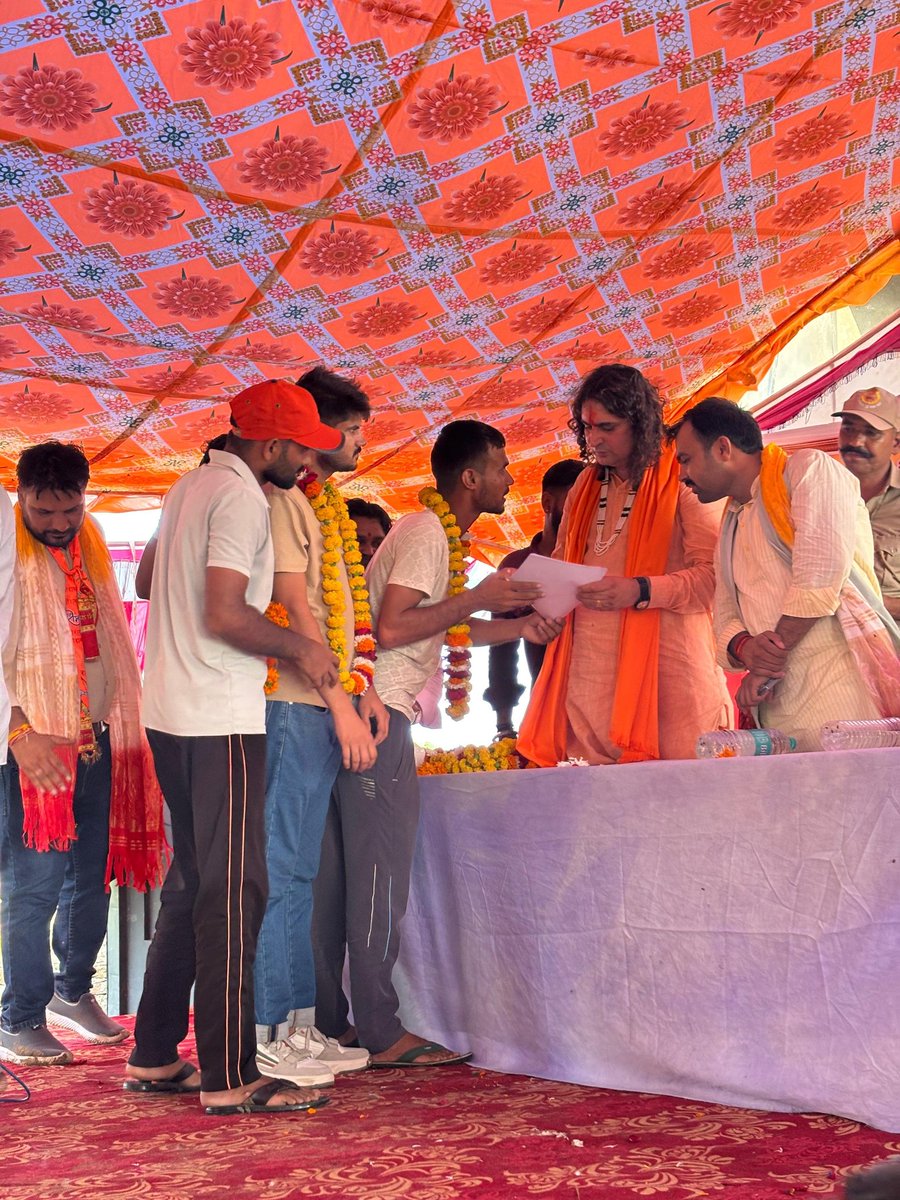 #ज्ञापन और #संघर्ष..✊📢
विशेष शिक्षक टीम,चाकसू द्वारा 
#विशेष_शिक्षक_भर्ती  के संबंध में 01/08/2025 को MLA श्री बालमुकुंदाचार्य जी<a href="/BMacharyaBJP/">Swami Balmukundacharya</a>🙏को ज्ञापन दिया गया।
 #विशेष_शिक्षक_भर्ती_करो 
<a href="/educationnagari/">Education Nagari</a> <a href="/HANUMANKISAN/">HANUMAN KISAN</a> <a href="/RajCMO/">CMO Rajasthan</a>