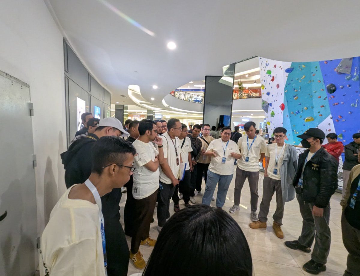 Kho_Iman61's tweet photo. Terimakasih buat semua pengalaman berharga nya, aku senang banget first time diberi kepercayaan ini, terimakasih orang orang baik, keren & hebat #ZyFriends !! yang berhasil bikin acara nya jadi sukses & keren buat si cantik ini @RFritzy_JKT48 π«Άπ
#Aetherlight
#FritzyTale17 https://t.co/JlHTsyFs6W