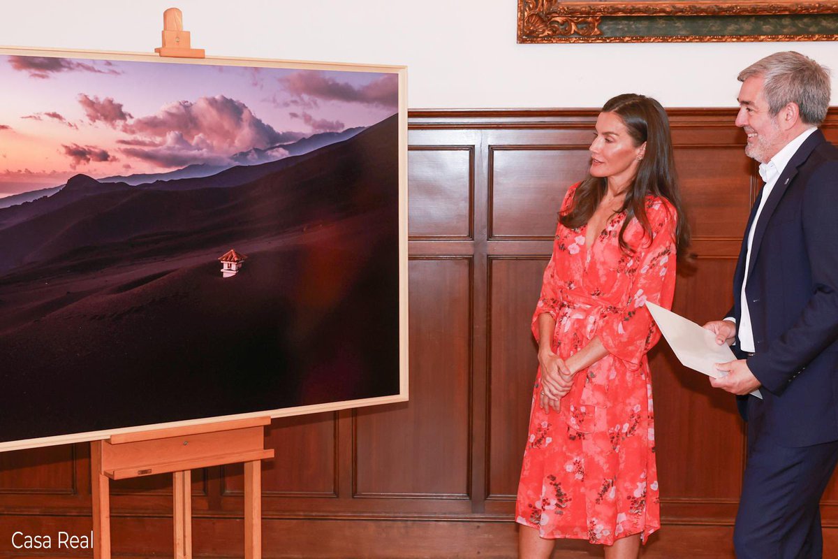 Fernando Clavijo (@fclavijobatlle) on Twitter photo Hace unos días entregué esta obra a la reina Letizia. Un símbolo para no olvidar lo que ocurrió aquel 19 de septiembre de 2021 en La Palma y para reconocer el interés y compromiso con el pueblo palmero que siempre ha mantenido <a href="/CasaReal/">Casa de S.M. el Rey</a> Hace unos días entregué esta obra a la reina Letizia. Un símbolo para no olvidar lo que ocurrió aquel 19 de septiembre de 2021 en La Palma y para reconocer el interés y compromiso con el pueblo palmero que siempre ha mantenido <a href="/CasaReal/">Casa de S.M. el Rey</a>