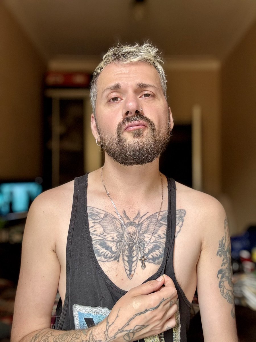 Загар майкой после бессонницы, отросшие корни и лохматая борода 🫠