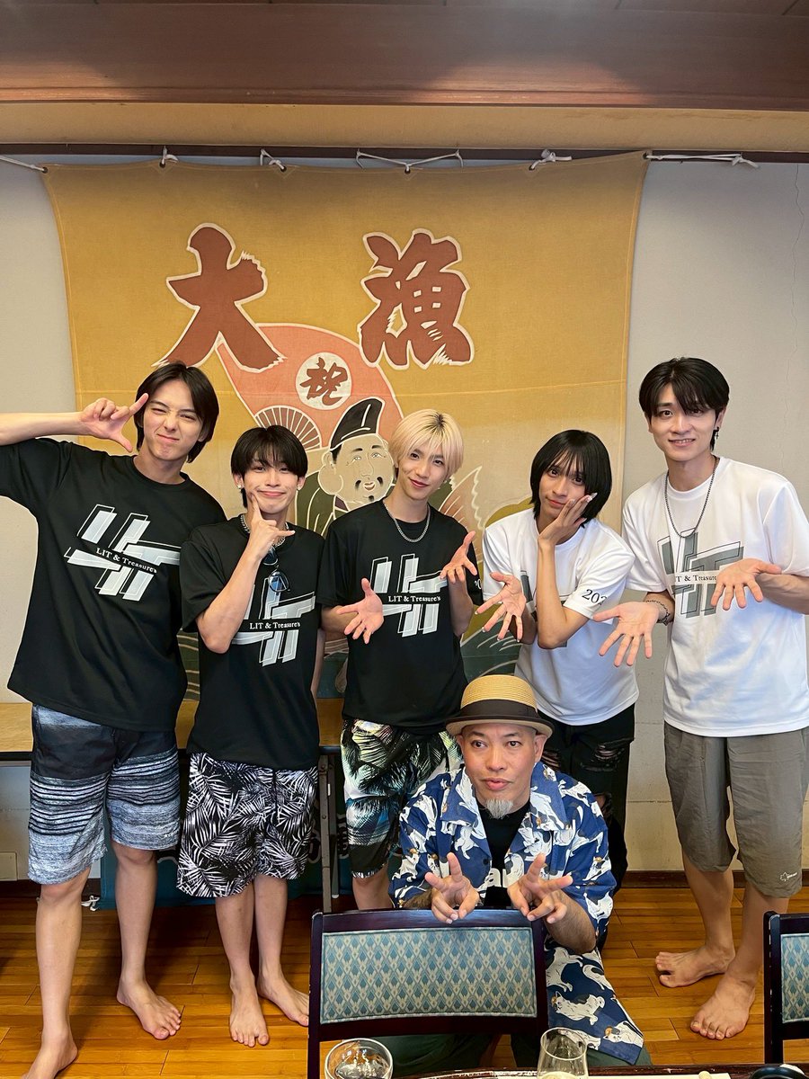 うみしまフェス初日にスペシャルゲストかりゆし58の前川真悟さんとお写真撮らせていただきました🙇‍♂️
フェスの締めくくりのコラボステージでは島人ぬ宝をご一緒に歌わさせて頂いて嬉しかったです‼️
ありがとうございました✨️