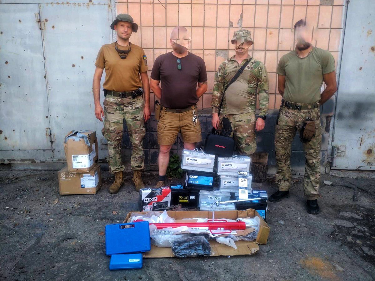 Stajnia czterokołowców 3. Szturmowej brygady dziękuje za wsparcie 🫡 Naszym nowym odcinkiem frontu zostały samochody, należące do roty medycznej „Trójki”. Do medyków trafiła już fura ze środków uzbieranych na zrzutka.pl/73pf9z 🚐 Auto transportowe już pracuje i służy do