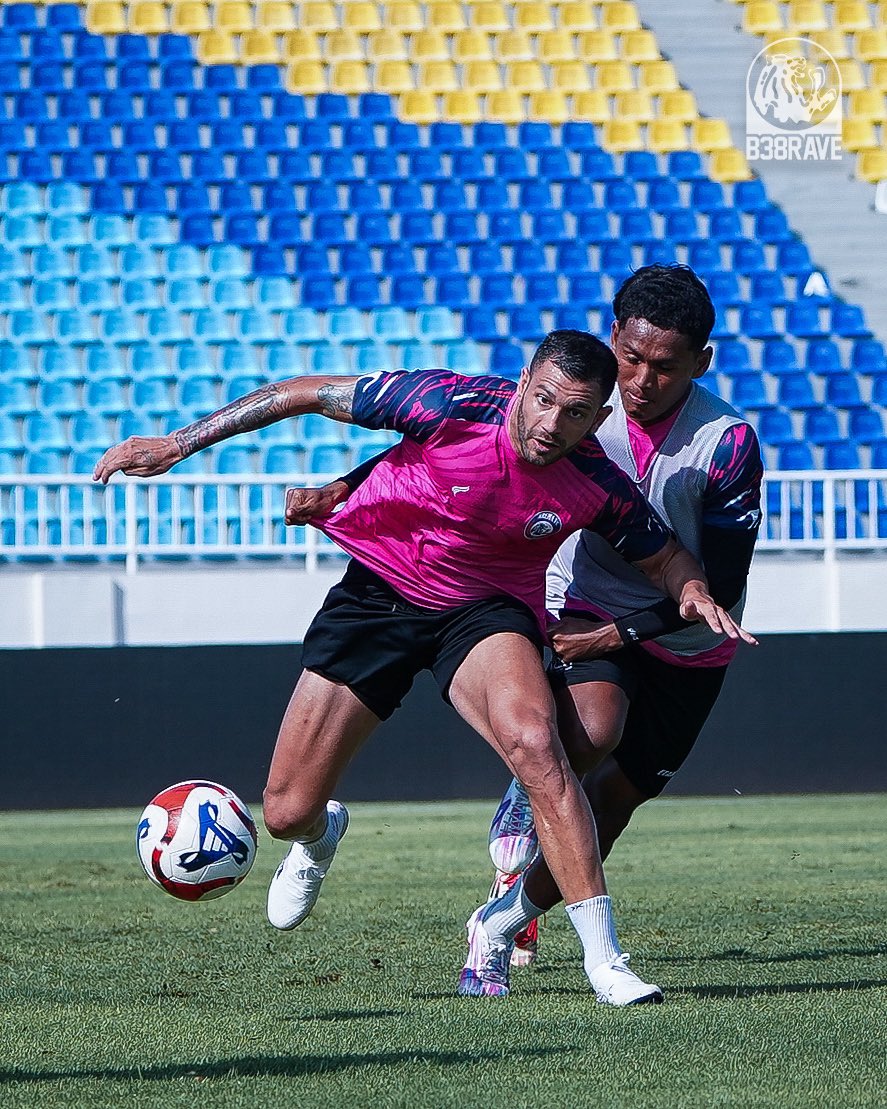 𝐄𝐚𝐫𝐥𝐲 𝐬𝐞𝐚𝐬𝐨𝐧 𝐬𝐩𝐢𝐫𝐢𝐭! 🦁✊🔥

#AremaFC #Aremania #SalamSatuJiwa 
#BersinergiDalamSatuJiwa #BRISuperLeague202526
#B38RAVE