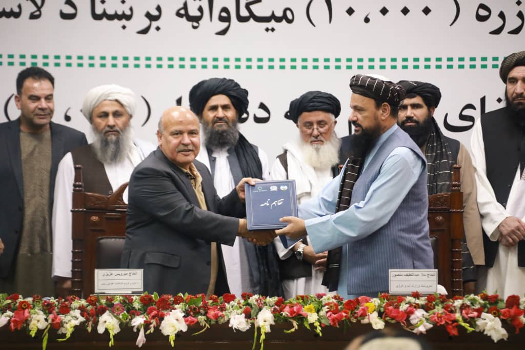 افغان حکومت اور مشهور قومی تاجر میرویس عزیزی نے افغانستان میں دس ارب ڈالر مالیت کے دس ہزار میگاواٹ بجلی پیدا کرنے کے منصوبے پر دستخط کیے۔
ان شاء اللہ افغانستان ترقی کی جانب قدم بڑھا رہا ہے۔