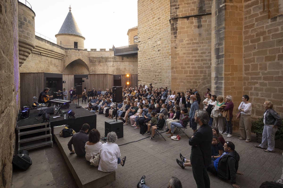 🎭 Festival de Teatro de Olite / Erriberriko Antzerki Jaialdia

🔴 GORKA URBIZU

📷 <a href="/villarlopez/">villar lópez</a>

#TeatrOlite2025 <a href="/FundBaluarte/">Fundación Baluarte</a>
 #navarra #nafarroakokultura #nafarroa #CulturaNavarra <a href="/gorkaurbizubat/">Gorka Urbizu musika</a> <a href="/blackiza/">Black Iza</a> <a href="/pandaartist/">Panda Artist Management</a>