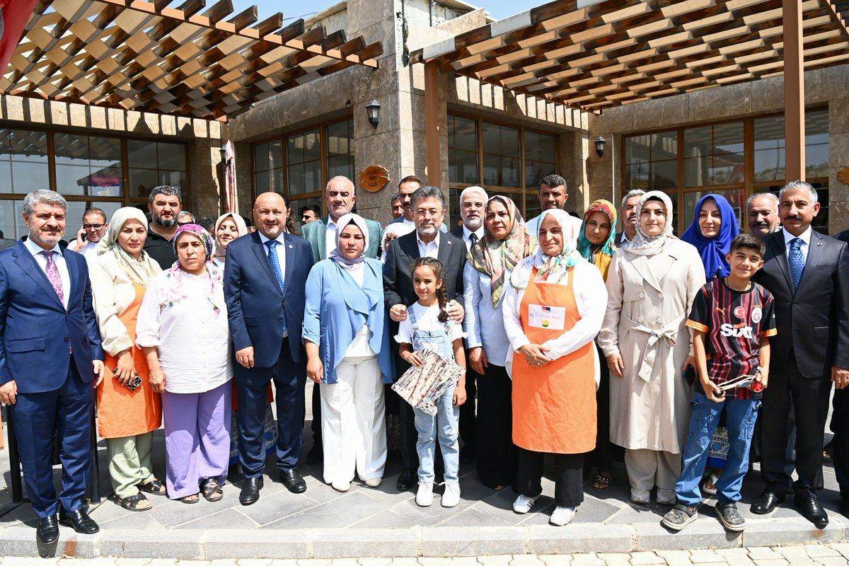 Adıyaman Besni Atmalı Kadın Girişimciler Kooperatifi tarafından kurulan Yöresel Ürünler Pazarı’nda, kadın girişimcilerimizin emeği, alın teri ve el işiyle buluştuk.

Bu güçlü girişimcilik örneğiyle, hem yerel ekonomiye hem de kadın dayanışmasına katkı sunan tüm emek verenleri
