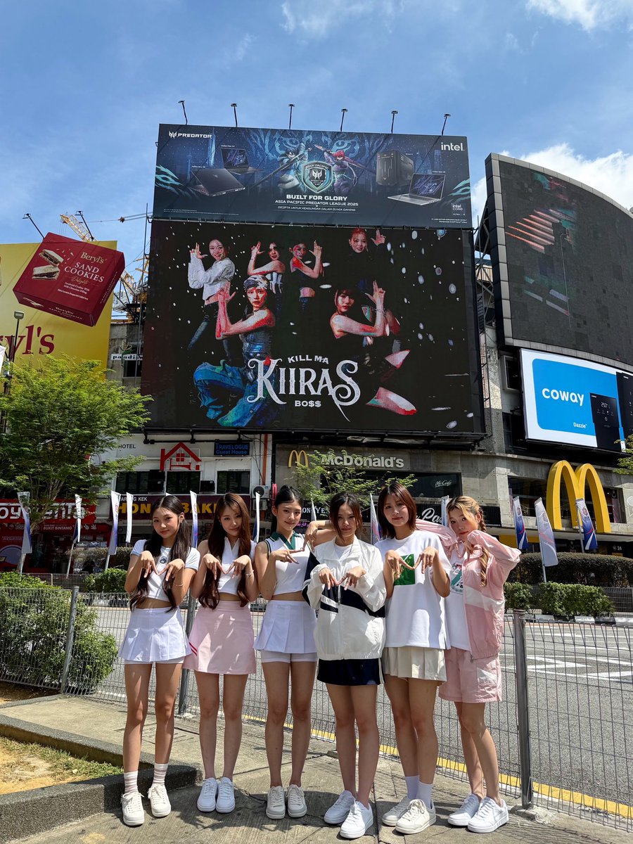 official_KIIRAS's tweet photo. [📸]

20250802 FILA SEA Artist : LOVE ALL Campaign 완료💘

FILA와 함께 한 오늘 너무 알차고 즐거웠어요😍
오늘도 많이 찾아와 주셔서 감사합니다💕

#KIIRAS #키라스 https://t.co/n0nT4SNFJx
