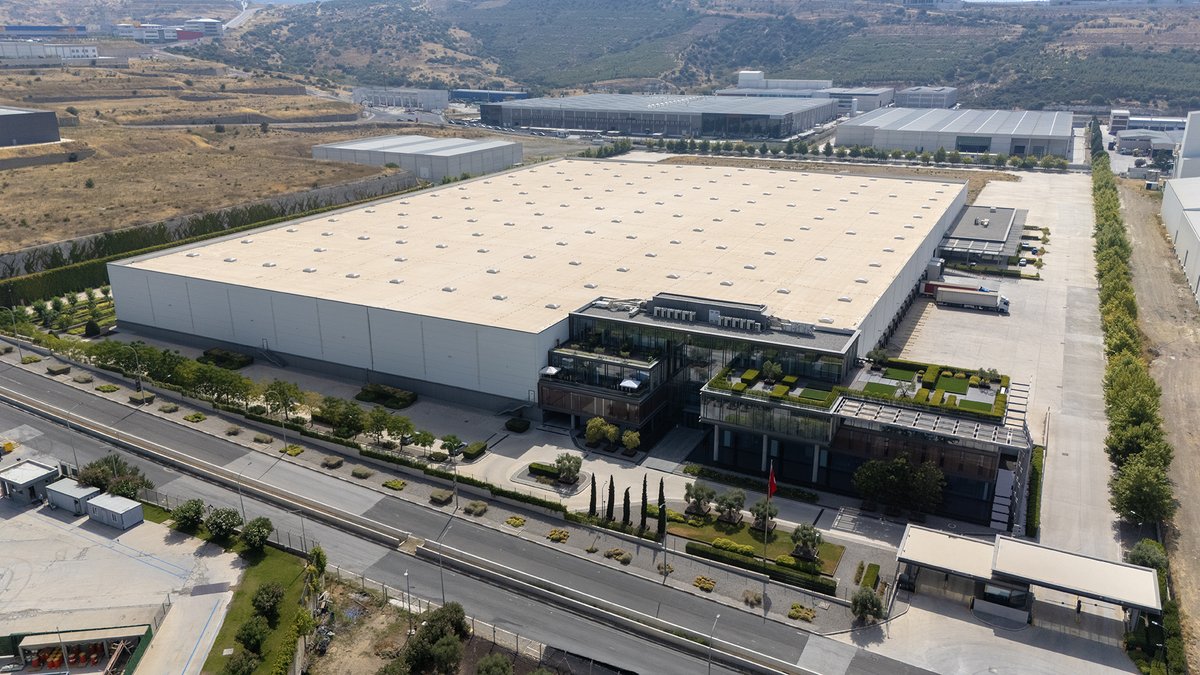 eozpeynirci's tweet photo. Peki eski fabrika neden satıldı?

Honda'nın İzmir Aliağa’da 760 milyon TL yatırımla yıllık 100 bin adet kapasiteli motosiklet fabrikası kurmaya hazırlandığına ilişkin haberleri okumuşsunuzdur.

Yeni tesis, 2026 ortasında faaliyete geçecek ve 300 kişilik istihdam sağlayacakmış.

Ancak benim aklıma takılan soru şu; 

"Peki o zaman Honda, 2021 yılında Gebze’deki otomobil fabrikasını neden sattı?" (550 milyon TL civarı)

Eğer bugün motosiklet üretimine dönülecekse, mevcut fabrika altyapısı varken bu karardan neden vazgeçildi?
Daha uygun maliyetle ve daha erken bir üretim başlangıcı sağlanamaz mıydı?

Bu karar, Honda’nın global stratejisi mi yoksa yerel planlama eksikliğinin bir sonucu muydu?

Görünen o ki, yeni yatırım olumlu bir adım olsa da geçmişteki fabrika satışı hâlâ tartışmalı.