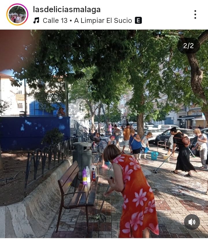 Las vecinas de las Delicias salieron ayer a fregar su barrio. 

#LaRebeliónDeLasFregonas 🧤🧽🧹
#BarriosLimpios
#BarriosDignos 
#PorrasYoNoMiento