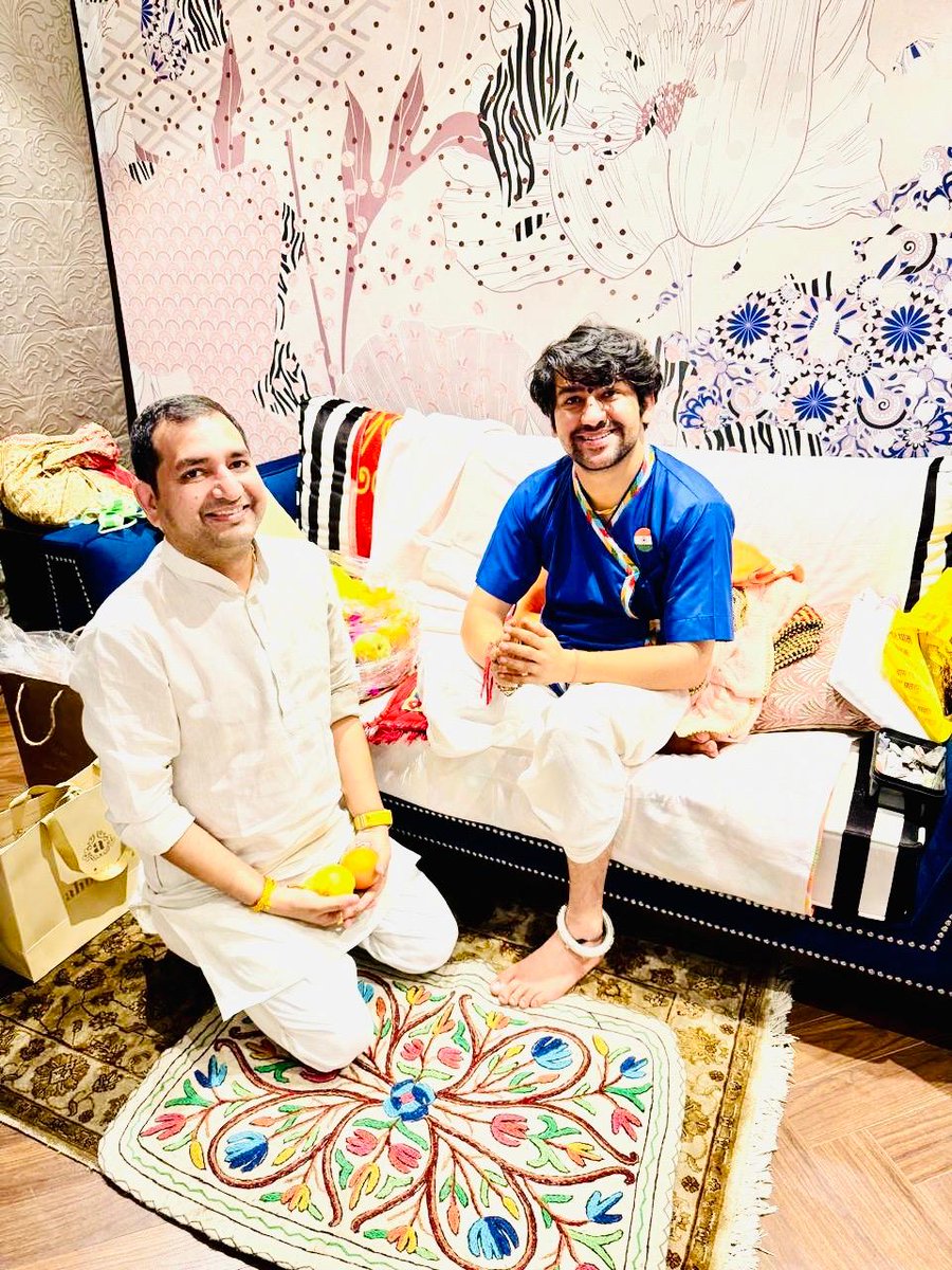 वागेश्वर धाम के पीठाधीश्वर श्री श्री धीरेन्द्र कृष्ण शास्त्री जी का सेवा करने का सुअवसर प्राप्त हुआ।
जय श्री बाला जी महाराज की