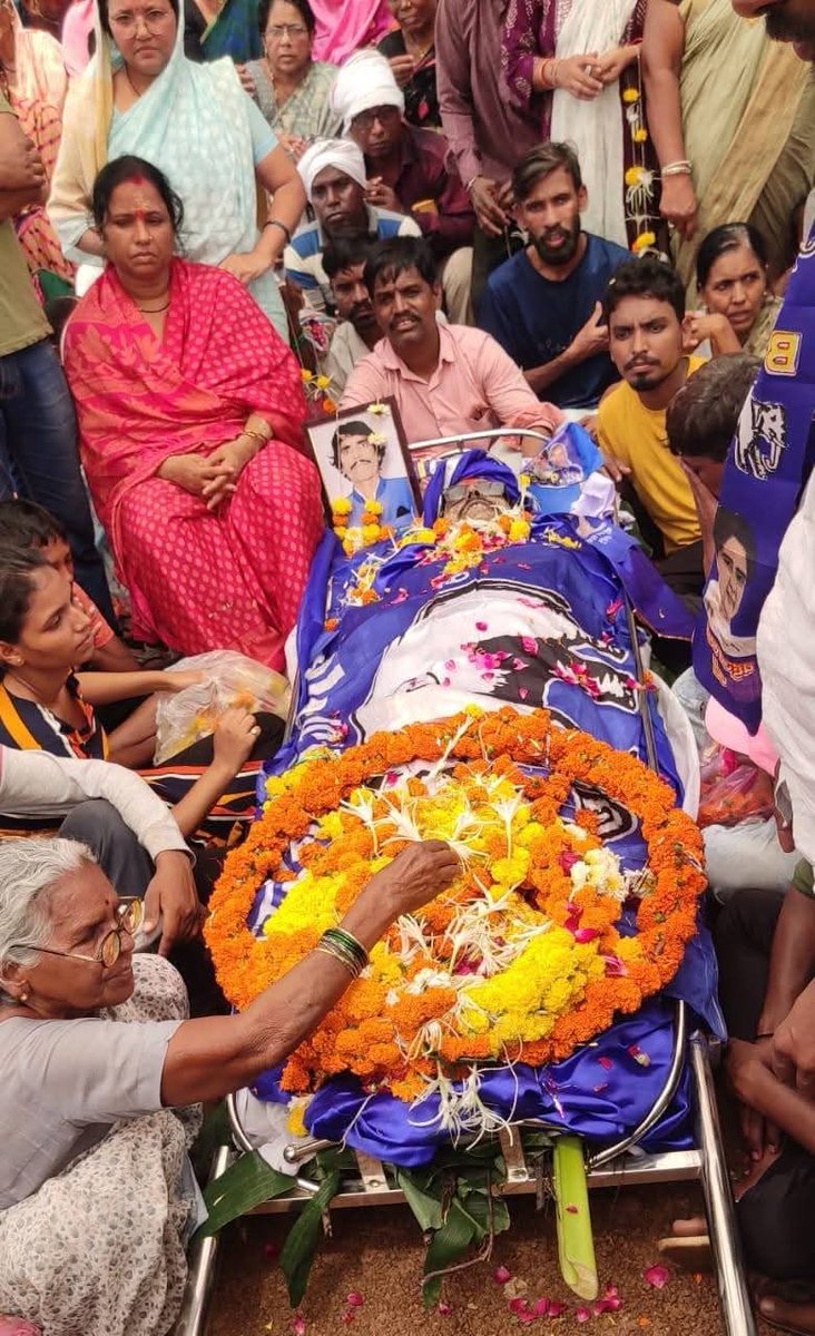 ऐ भीम के बंदे मैं मैदान- ए-जंग में तू मारा जाएगा,
तो आंसुओं से सारा समाज ये नहलायेगा, 
कफन के बदले में तुझे नीले झंडे में लपेटा जाएगा, 
कफन के बदले में तुझे नीले झंडे में लपेटा जाएगा...।

बसपा नेता मनोज दादा, आखरी जयभीम😢✌🏻🐘