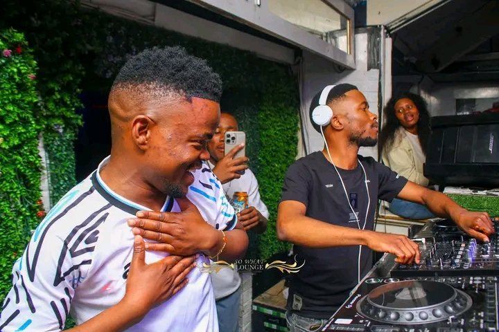 The host with the most rocking durban today kuzobamanzi nteee

UYANDA X DOEK ON FLEEK
UYANDA IN DURBAN

#UyandaHlangabezo
#UyandaAtDoekOnFleek
#doekonfleek