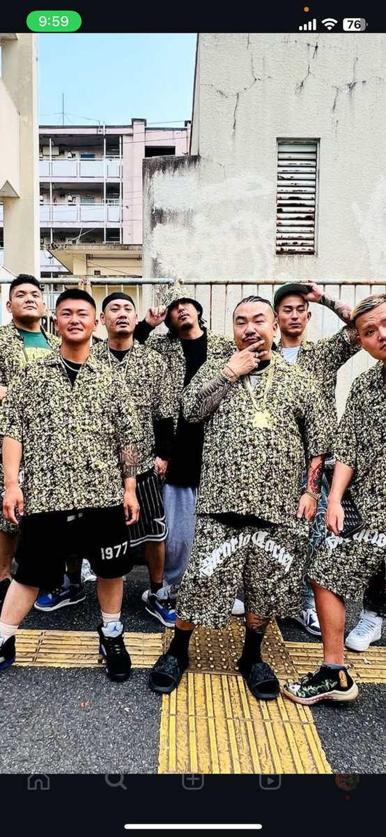 オフホワイトのデニムシャツと
デニムの6と
サプールのデニムセットアップと
孫GONGが着てるが着てるセットアップ
欲しい方居ないですか！
お譲りします！