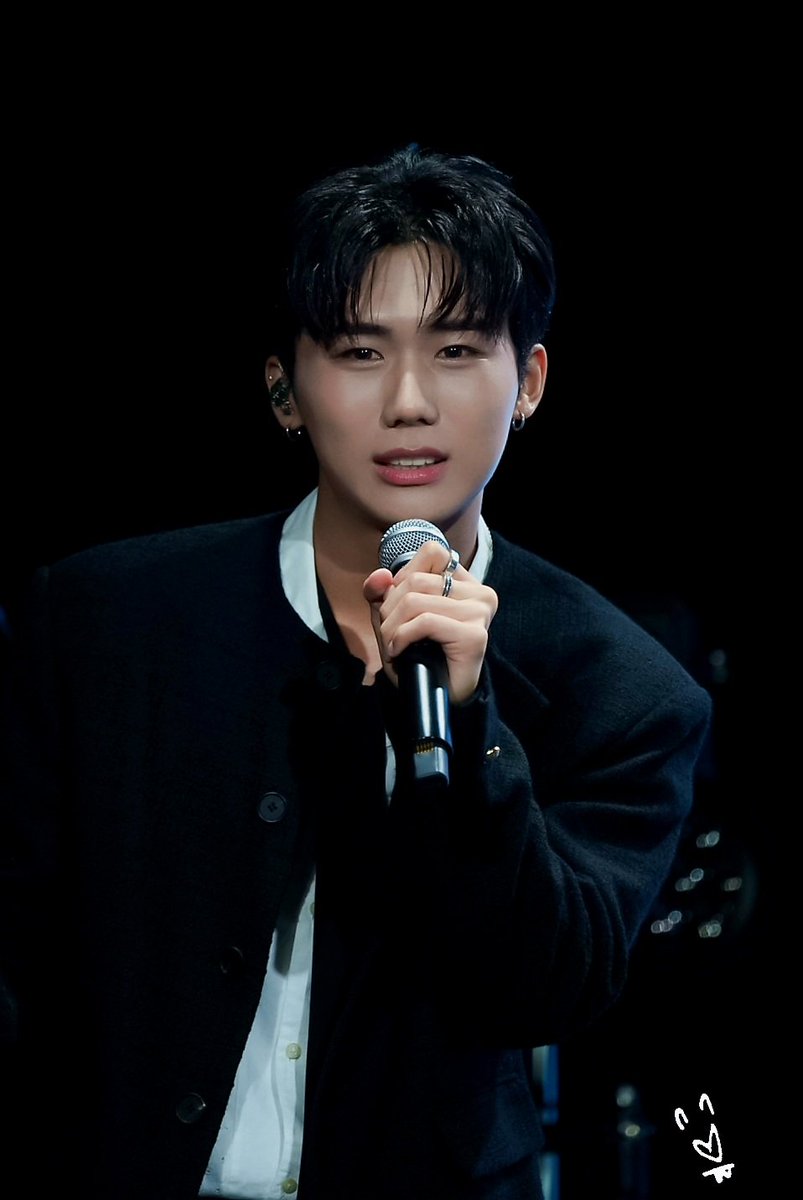 250802 2025 HAMINWOO FAN-CON [NOTE : VACATION] 2부 스페셜MC 종형🐻 플뷰
저화질의 종형이🐻

엠씨가 너무 미남이세요...🫠