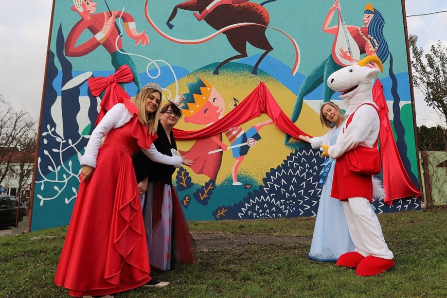 🚉PACANÓW
🏘MURALE🖼
Historia murali w Pacanowie rozpoczyna się w 2019 roku.
Mieszkańcy gminy wraz z zespołem z Europejskiego Centrum Bajki i artystami z krakowskiej Akademii Sztuk Pięknych rozpoczęli wtedy kolorową tradycję.

🚉 #DworzecPolska 🇵🇱
🚂🚃 #Świętokrzyskie 🚃🚃
🧵1/3
