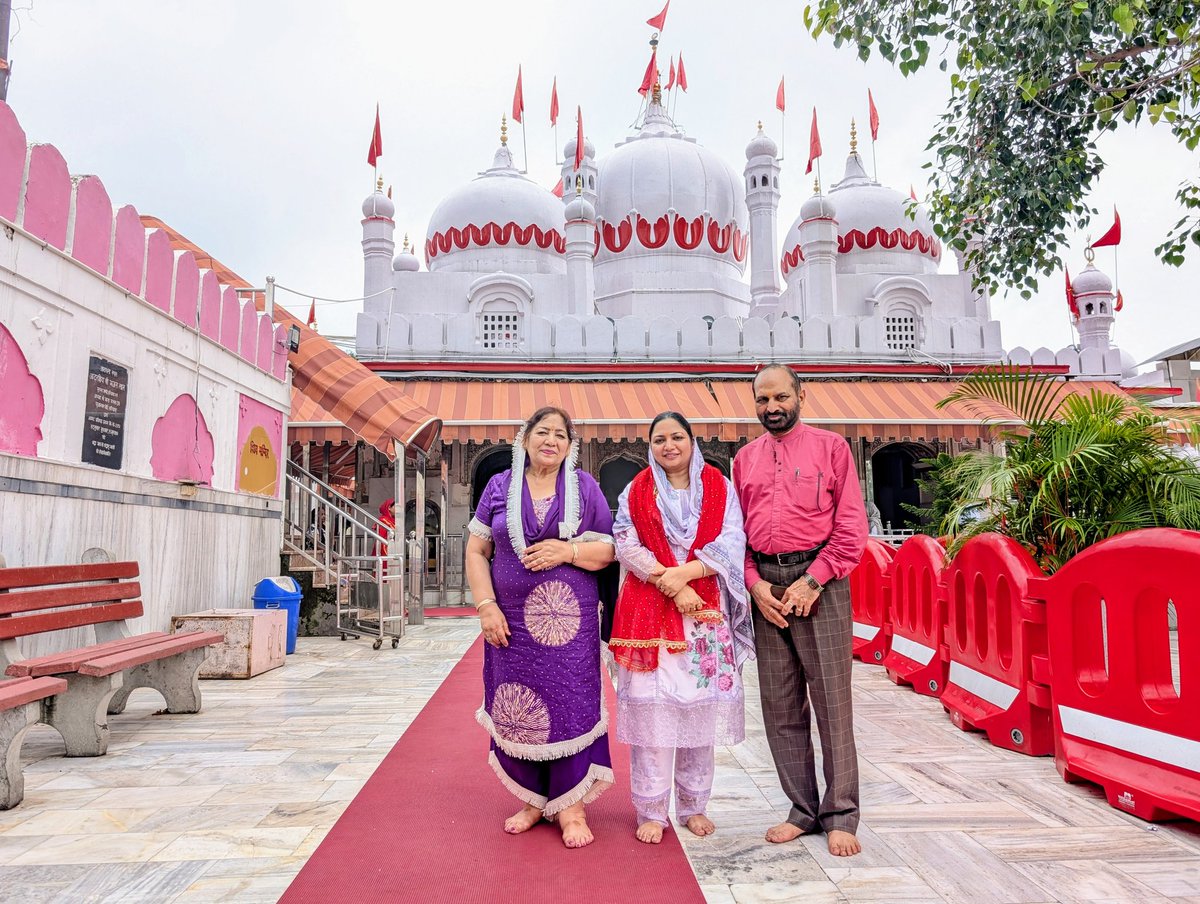माता पिता का आशीर्वाद एवं संस्कार बड़ी बड़ी से आपदा से निकलने की शक्ति देते है।
उनके सान्निध्य में माता मनसा देवी के दर्शन करने का सौभाग्य प्राप्त हुआ।
#जयमातादी