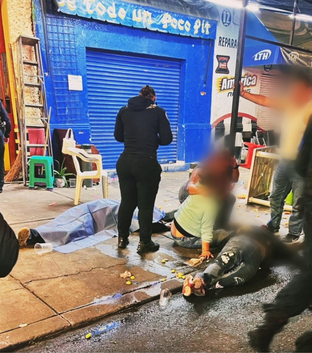 Tania Aguilar (@tania_aguilarcr) on Twitter photo 🚨Ejecución múltiple en #CDMX.
Tres hombres fueron asesinados a balazos en la vía pública en <a href="/AlcCuauhtemocMx/">Alcaldía Cuauhtémoc</a>. Sujetos identificados como miembros de la Unión Tepito los #acribillaron en la calle de Aluminio, col. Maza.
Ningún detenido por este multihomicidio en la zona centro de 🚨Ejecución múltiple en #CDMX.
Tres hombres fueron asesinados a balazos en la vía pública en <a href="/AlcCuauhtemocMx/">Alcaldía Cuauhtémoc</a>. Sujetos identificados como miembros de la Unión Tepito los #acribillaron en la calle de Aluminio, col. Maza.
Ningún detenido por este multihomicidio en la zona centro de