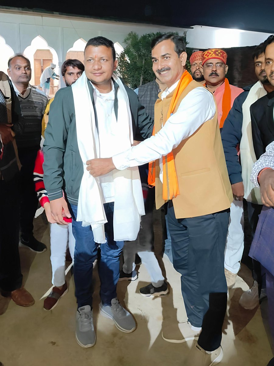 अर्जुन को कायर बतलायें, केशव का अपमान करें।
कई शिखंडी चाह रहे हैं, हम उनका सम्मान करें।।