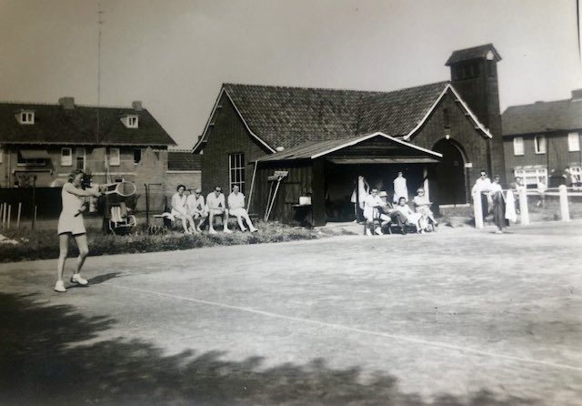 We zijn op zoek naar oude foto’s van het PLEM-huisje. op luchtfoto’s uit 1920 is het gebouwtje nog niet te zien. Deze foto is uit ca. 1950 en laat de eerste ‘kantine’ van de Rayprickers zien, een veredeld schuurtje  voor het electriciteitshuisje.